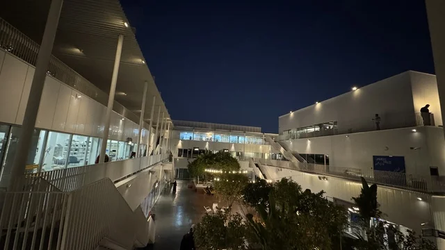 التصميم الداخلي لحي جميل في مدينة جدة، المملكة العربية السعودية، وجهة ثقافية وفنية معاصرة، معارض فنية ومساحات إبداعية، فعاليات ثقافية ومجتمعية متنوعة، مقاهي ومناطق تجمع فني، بيئة حضرية تحتضن الإبداع والفنون الحديثة