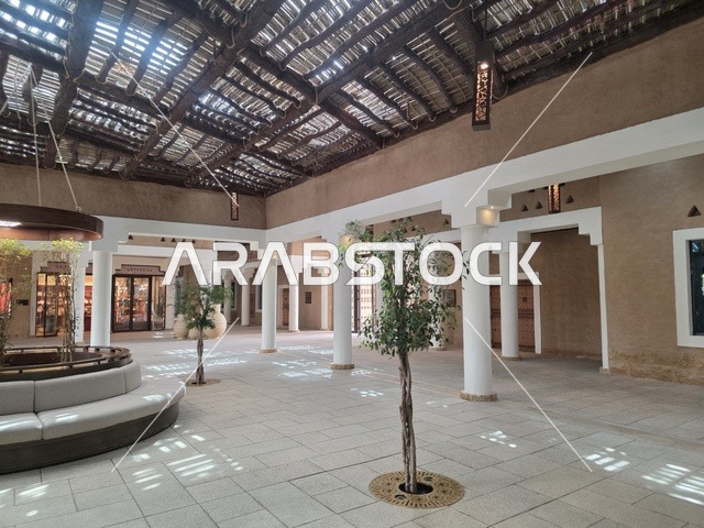 الهندسة المعمارية المحلية التقليدية، أحد أكبر المنازل التراثية، معالم أثرية تاريخية قديمة، أسوار الدرعية القديمة في مدينة الرياض في المملكة العربية السعودية، صورة للمباني الأثرية والبيوت الطينية في حي الطريف في الدرعية،  تاريخ الدولة السعودية الأولى