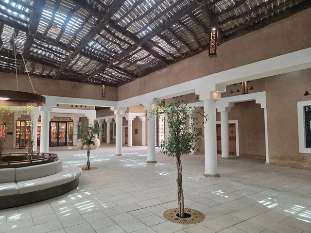 الهندسة المعمارية المحلية التقليدية، أحد أكبر المنازل التراثية، معالم أثرية تاريخية قديمة، أسوار الدرعية القديمة في مدينة الرياض في المملكة العربية السعودية، صورة للمباني الأثرية والبيوت الطينية في حي الطريف في الدرعية،  تاريخ الدولة السعودية الأولى