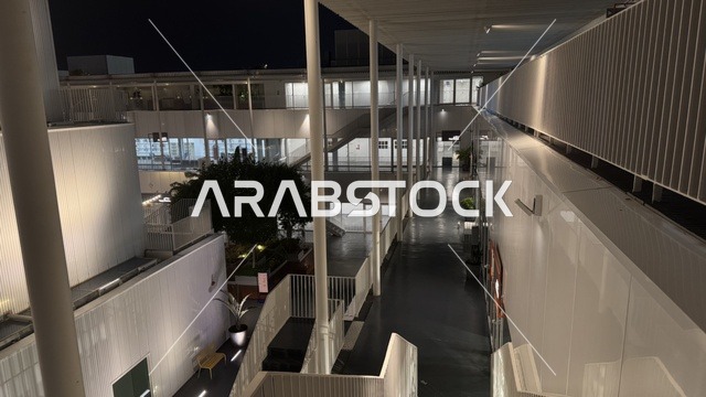 السلالم في حي جميل في مدينة جدة، المملكة العربية السعودية، وجهة ثقافية وفنية معاصرة، معارض فنية ومساحات إبداعية، بيئة حضرية تحتضن الإبداع والفنون الحديثة ، فعاليات ثقافية ومجتمعية متنوعة، مقاهي ومناطق تجمع فني