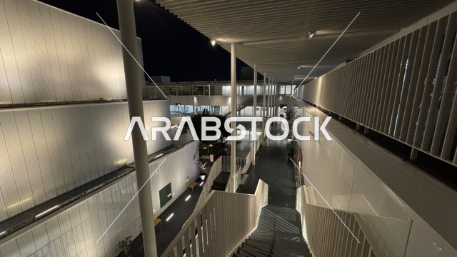 السلالم في حي جميل في مدينة جدة، المملكة العربية السعودية، وجهة ثقافية وفنية معاصرة، معارض فنية ومساحات إبداعية، بيئة حضرية تحتضن الإبداع والفنون الحديثة ، فعاليات ثقافية ومجتمعية متنوعة، مقاهي ومناطق تجمع فني