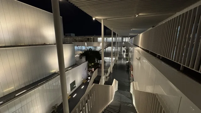 السلالم في حي جميل في مدينة جدة، المملكة العربية السعودية، وجهة ثقافية وفنية معاصرة، معارض فنية ومساحات إبداعية، بيئة حضرية تحتضن الإبداع والفنون الحديثة ، فعاليات ثقافية ومجتمعية متنوعة، مقاهي ومناطق تجمع فني