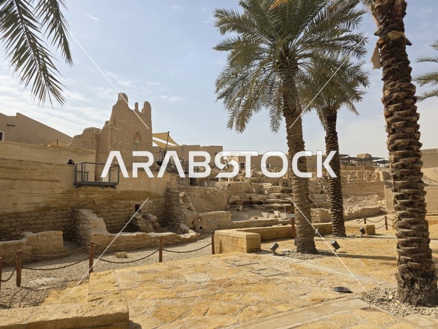 زراعة أشجار النخيل، معالم أثرية تاريخية قديمة، أسوار الدرعية القديمة في مدينة الرياض في المملكة العربية السعودية، الفن الهندسي المعماري القديم، صورة للمباني الأثرية والبيوت الطينية في حي الطريف في الدرعية،  تاريخ الدولة السعودية الأولى