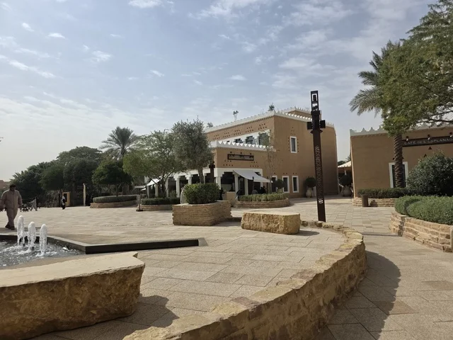 الموقع ضمن قائمة التراث العالمي، معالم أثرية تاريخية قديمة، أسوار الدرعية القديمة في مدينة الرياض في المملكة العربية السعودية، الفن الهندسي المعماري القديم، صورة للمباني الأثرية والبيوت الطينية في حي الطريف في الدرعية،  تاريخ الدولة السعودية الأولى