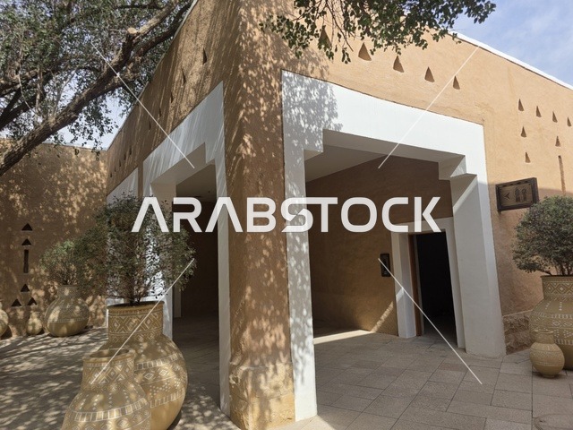 في قلب شبه الجزيرة العربية، معالم أثرية تاريخية قديمة، أسوار الدرعية القديمة في مدينة الرياض في المملكة العربية السعودية، الفن الهندسي المعماري القديم، صورة للمباني الأثرية والبيوت الطينية في حي الطريف في الدرعية،  تاريخ الدولة السعودية الأولى