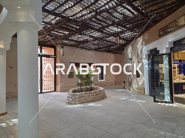 الهندسة المعمارية المحلية التقليدية، أحد أكبر المنازل التراثية، معالم أثرية تاريخية قديمة، أسوار الدرعية القديمة في مدينة الرياض في المملكة العربية السعودية، صورة للمباني الأثرية والبيوت الطينية في حي الطريف في الدرعية،  تاريخ الدولة السعودية الأولى