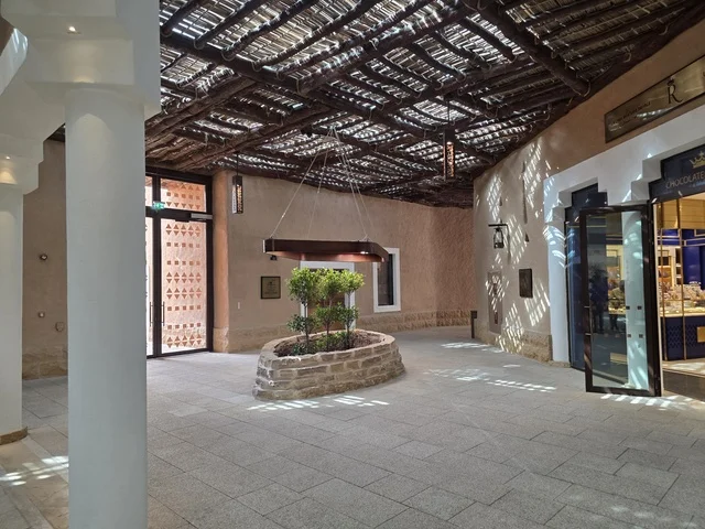 الهندسة المعمارية المحلية التقليدية، أحد أكبر المنازل التراثية، معالم أثرية تاريخية قديمة، أسوار الدرعية القديمة في مدينة الرياض في المملكة العربية السعودية، صورة للمباني الأثرية والبيوت الطينية في حي الطريف في الدرعية،  تاريخ الدولة السعودية الأولى