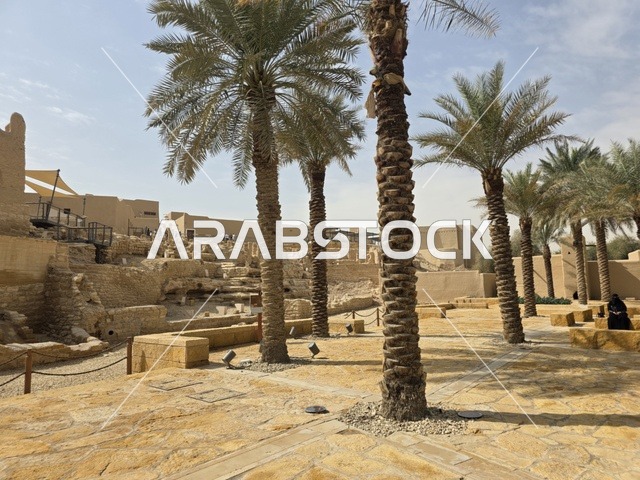 زراعة أشجار النخيل، معالم أثرية تاريخية قديمة، أسوار الدرعية القديمة في مدينة الرياض في المملكة العربية السعودية، الفن الهندسي المعماري القديم، صورة للمباني الأثرية والبيوت الطينية في حي الطريف في الدرعية،  تاريخ الدولة السعودية الأولى