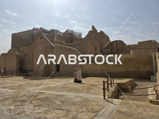 أول عاصمة لأسرة آل سعود، معالم أثرية تاريخية قديمة، أسوار الدرعية القديمة في مدينة الرياض في المملكة العربية السعودية، الفن الهندسي المعماري القديم، صورة للمباني الأثرية والبيوت الطينية في حي الطريف في الدرعية،  تاريخ الدولة السعودية الأولى