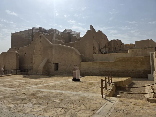 أول عاصمة لأسرة آل سعود، معالم أثرية تاريخية قديمة، أسوار الدرعية القديمة في مدينة الرياض في المملكة العربية السعودية، الفن الهندسي المعماري القديم، صورة للمباني الأثرية والبيوت الطينية في حي الطريف في الدرعية،  تاريخ الدولة السعودية الأولى