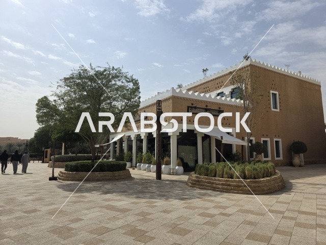 الموقع ضمن قائمة التراث العالمي، معالم أثرية تاريخية قديمة، أسوار الدرعية القديمة في مدينة الرياض في المملكة العربية السعودية، الفن الهندسي المعماري القديم، صورة للمباني الأثرية والبيوت الطينية في حي الطريف في الدرعية،  تاريخ الدولة السعودية الأولى