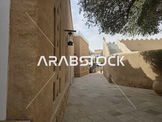 في قلب شبه الجزيرة العربية، معالم أثرية تاريخية قديمة، أسوار الدرعية القديمة في مدينة الرياض في المملكة العربية السعودية، الفن الهندسي المعماري القديم، صورة للمباني الأثرية والبيوت الطينية في حي الطريف في الدرعية،  تاريخ الدولة السعودية الأولى