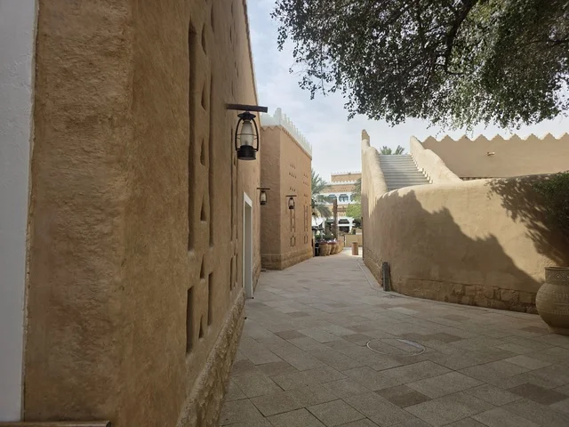 في قلب شبه الجزيرة العربية، معالم أثرية تاريخية قديمة، أسوار الدرعية القديمة في مدينة الرياض في المملكة العربية السعودية، الفن الهندسي المعماري القديم، صورة للمباني الأثرية والبيوت الطينية في حي الطريف في الدرعية،  تاريخ الدولة السعودية الأولى