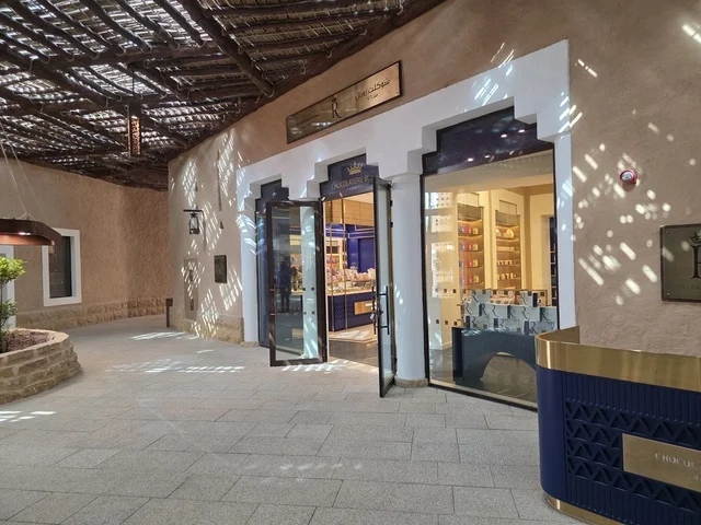 الهندسة المعمارية المحلية التقليدية، أحد أكبر المنازل التراثية، معالم أثرية تاريخية قديمة، أسوار الدرعية القديمة في مدينة الرياض في المملكة العربية السعودية، صورة للمباني الأثرية والبيوت الطينية في حي الطريف في الدرعية،  تاريخ الدولة السعودية الأولى