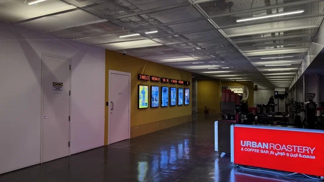 اعلان لافلام السينما في حي جميل في مدينة جدة، المملكة العربية السعودية، وجهة ثقافية وفنية معاصرة، بيئة حضرية تحتضن الإبداع والفنون الحديثة ، معارض فنية ومساحات إبداعية، فعاليات ثقافية ومجتمعية متنوعة، مقاهي ومناطق تجمع فني