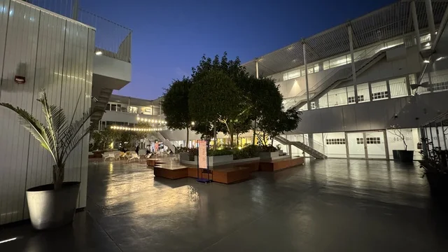 الاشجار والنباتات الخضراء في حي جميل في مدينة جدة، المملكة العربية السعودية، وجهة ثقافية وفنية معاصرة، بيئة حضرية تحتضن الإبداع والفنون الحديثة ، معارض فنية ومساحات إبداعية، فعاليات ثقافية ومجتمعية متنوعة، مقاهي ومناطق تجمع فني