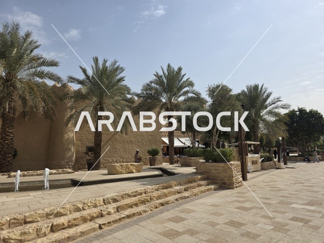 آثار الأسلوب المعماري النجدي التقليدي، معالم أثرية تاريخية قديمة، أسوار الدرعية القديمة في مدينة الرياض في المملكة العربية السعودية، الفن الهندسي المعماري القديم، صورة للمباني الأثرية والبيوت الطينية في حي الطريف في الدرعية،  تاريخ الدولة السعودية الأولى