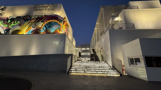 The exterior design of the Jameel neighborhood building in Jeddah, Saudi Arabia, is a contemporary cultural and artistic destination, an urban environment that embraces creativity and modern arts, featuring art exhibitions and creative spaces, diverse cultural and community events, cafes, and artistic gathering areas.