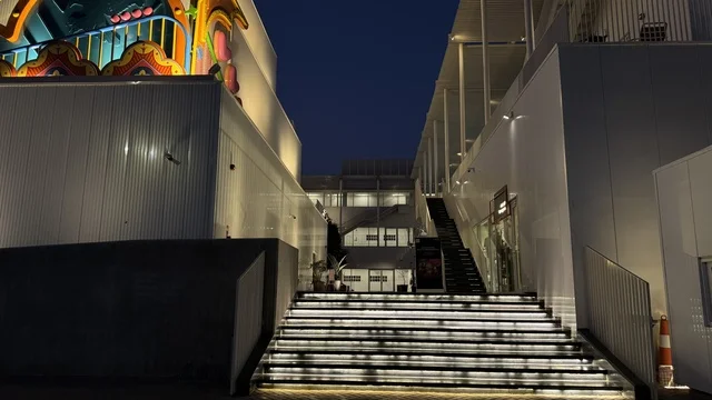سلالم مدخل مبني حي جميل في مدينة جدة، المملكة العربية السعودية، وجهة ثقافية وفنية معاصرة، بيئة حضرية تحتضن الإبداع والفنون الحديثة ، معارض فنية ومساحات إبداعية، فعاليات ثقافية ومجتمعية متنوعة، مقاهي ومناطق تجمع فني