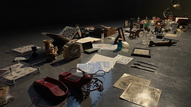 مقتنيات لفنان في معرض الرسوم المتحركة في مدينة جدة، المملكة العربية السعودية، فعالية فنية وترفيهية مخصصة لعالم الأنيميشن، عرض شخصيات وأعمال كرتونية، تجارب تفاعلية وعروض بصرية، أنشطة تعليمية وترفيهية للأطفال والعائلات، أجواء تجمع الفن والتقنية.