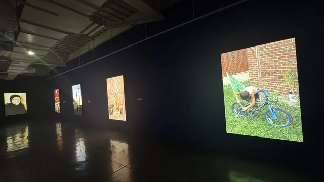 عرض الصور المتحركة في معرض الرسوم المتحركة في مدينة جدة، المملكة العربية السعودية، فعالية فنية وترفيهية مخصصة لعالم الأنيميشن، عرض شخصيات وأعمال كرتونية، تجارب تفاعلية وعروض بصرية، أنشطة تعليمية وترفيهية للأطفال والعائلات، أجواء تجمع الفن والتقنية.