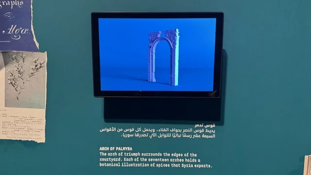 شاشة الكترونية حديثة  في معرض الرسوم المتحركة في مدينة جدة، المملكة العربية السعودية، فعالية فنية وترفيهية مخصصة لعالم الأنيميشن، عرض شخصيات وأعمال كرتونية، تجارب تفاعلية وعروض بصرية، أنشطة تعليمية وترفيهية للأطفال والعائلات، أجواء تجمع الفن والتقنية.