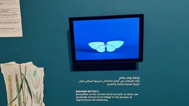 شاشة الكترونية حديثة  في معرض الرسوم المتحركة في مدينة جدة، المملكة العربية السعودية، فعالية فنية وترفيهية مخصصة لعالم الأنيميشن، عرض شخصيات وأعمال كرتونية، تجارب تفاعلية وعروض بصرية، أنشطة تعليمية وترفيهية للأطفال والعائلات، أجواء تجمع الفن والتقنية.