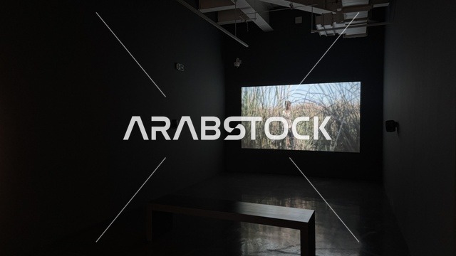 شاشة الكترونية حديثة  في معرض الرسوم المتحركة في مدينة جدة، المملكة العربية السعودية، فعالية فنية وترفيهية مخصصة لعالم الأنيميشن، عرض شخصيات وأعمال كرتونية، تجارب تفاعلية وعروض بصرية، أنشطة تعليمية وترفيهية للأطفال والعائلات، أجواء تجمع الفن والتقنية.