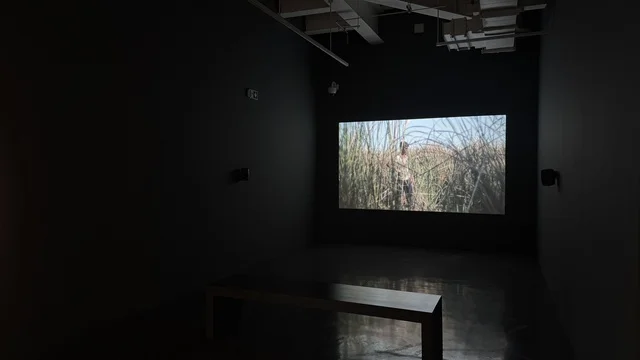 شاشة الكترونية حديثة  في معرض الرسوم المتحركة في مدينة جدة، المملكة العربية السعودية، فعالية فنية وترفيهية مخصصة لعالم الأنيميشن، عرض شخصيات وأعمال كرتونية، تجارب تفاعلية وعروض بصرية، أنشطة تعليمية وترفيهية للأطفال والعائلات، أجواء تجمع الفن والتقنية.