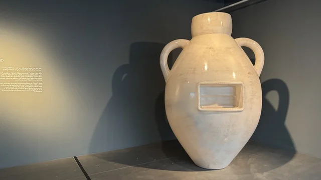 مقتنيات لفنان في معرض الرسوم المتحركة في مدينة جدة، المملكة العربية السعودية، فعالية فنية وترفيهية مخصصة لعالم الأنيميشن، عرض شخصيات وأعمال كرتونية، تجارب تفاعلية وعروض بصرية، أنشطة تعليمية وترفيهية للأطفال والعائلات، أجواء تجمع الفن والتقنية.