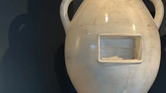 مقتنيات لفنان في معرض الرسوم المتحركة في مدينة جدة، المملكة العربية السعودية، فعالية فنية وترفيهية مخصصة لعالم الأنيميشن، عرض شخصيات وأعمال كرتونية، تجارب تفاعلية وعروض بصرية، أنشطة تعليمية وترفيهية للأطفال والعائلات، أجواء تجمع الفن والتقنية.