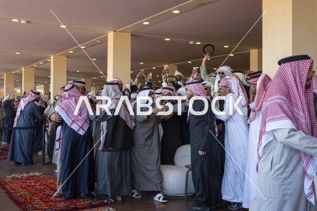 ايماءات الحماس و مشاركة واسعة من ملاك الإبل، مهرجان الملك عبدالعزيز لمزاين الإبل، المملكة العربية السعودية، فعالية تراثية وطنية كبرى، مسابقات وجمال الإبل، عروض ومزادات، أنشطة ثقافية وتراثية، أجواء احتفالية تعكس أصالة الموروث السعودي