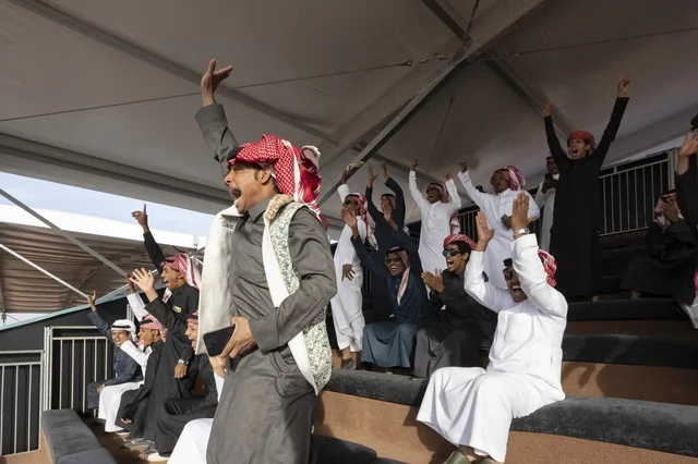 ايماءات الحماس و مشاركة واسعة من ملاك الإبل، مهرجان الملك عبدالعزيز لمزاين الإبل، المملكة العربية السعودية، فعالية تراثية وطنية كبرى، مسابقات وجمال الإبل، عروض ومزادات، أنشطة ثقافية وتراثية، أجواء احتفالية تعكس أصالة الموروث السعودي