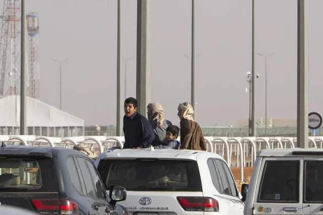 تفاعل ملاك الابل في مهرجان الملك عبدالعزيز لمزاين الإبل، المملكة العربية السعودية، فعالية تراثية وطنية كبرى، مشاركة واسعة من ملاك الإبل، عروض ومزادات، أنشطة ثقافية وتراثية، مسابقات وجمال الإبل، أجواء احتفالية تعكس أصالة الموروث السعودي