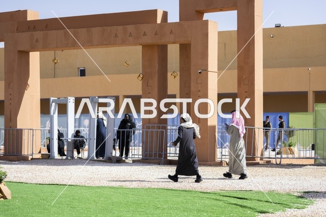 تفاعل ملاك الابل في مهرجان الملك عبدالعزيز لمزاين الإبل، المملكة العربية السعودية، فعالية تراثية وطنية كبرى، مشاركة واسعة من ملاك الإبل، عروض ومزادات، أنشطة ثقافية وتراثية، مسابقات وجمال الإبل، أجواء احتفالية تعكس أصالة الموروث السعودي