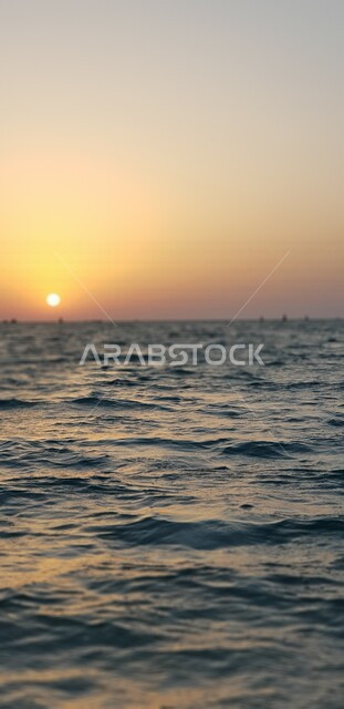 صورة جمالية لغروب الشمس من كورنيش جدة ، جمال الطبيعة الخلابة على ساحل مدينة جدة ، معالم السياحة في المملكة العربية السعودية