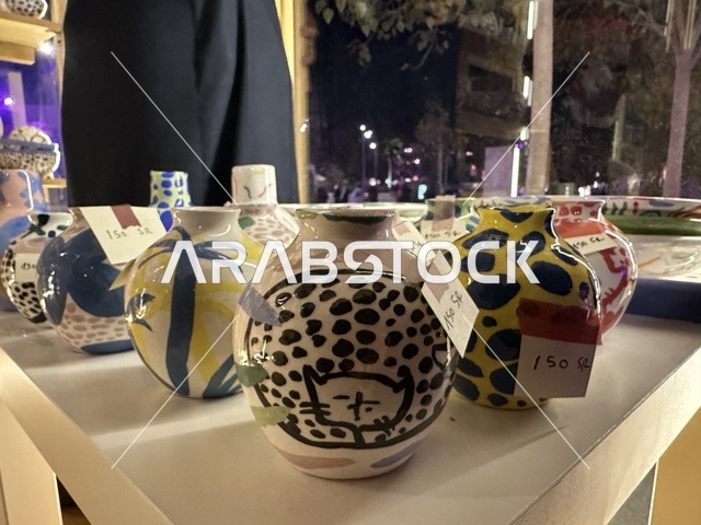 متجر وعلامة تجارية بفعالية شارع أسبانيا في مركز الملك عبدالعزيز الثقافي العالمي "إثراء" بمدينة الظهران في المنطقة الشرقية، المملكة العربية السعودية، يوم 11 من أكتوبر 2025، أنشطة تفاعلية العائلات والأطفال ،رقصات فلامنكو ، عروض موسيقية وفنية حية، مطاعم ومقاهي بطابع اسباني، أجواء احتفالية نابضة بالحياة.