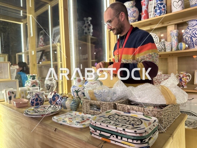 متجر وعلامة تجارية بفعالية شارع أسبانيا في مركز الملك عبدالعزيز الثقافي العالمي "إثراء" بمدينة الظهران في المنطقة الشرقية، المملكة العربية السعودية، يوم 11 من أكتوبر 2025، أنشطة تفاعلية العائلات والأطفال ،رقصات فلامنكو ، عروض موسيقية وفنية حية، مطاعم ومقاهي بطابع اسباني، أجواء احتفالية نابضة بالحياة.