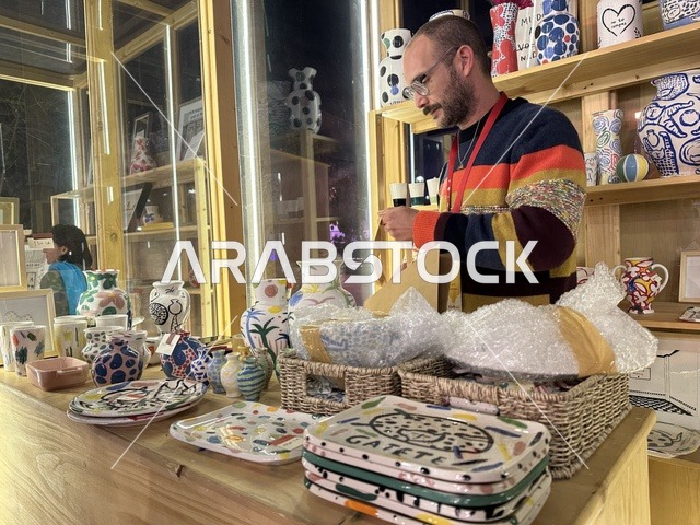 متجر وعلامة تجارية بفعالية شارع أسبانيا في مركز الملك عبدالعزيز الثقافي العالمي "إثراء" بمدينة الظهران في المنطقة الشرقية، المملكة العربية السعودية، يوم 11 من أكتوبر 2025، أنشطة تفاعلية العائلات والأطفال ،رقصات فلامنكو ، عروض موسيقية وفنية حية، مطاعم ومقاهي بطابع اسباني، أجواء احتفالية نابضة بالحياة.