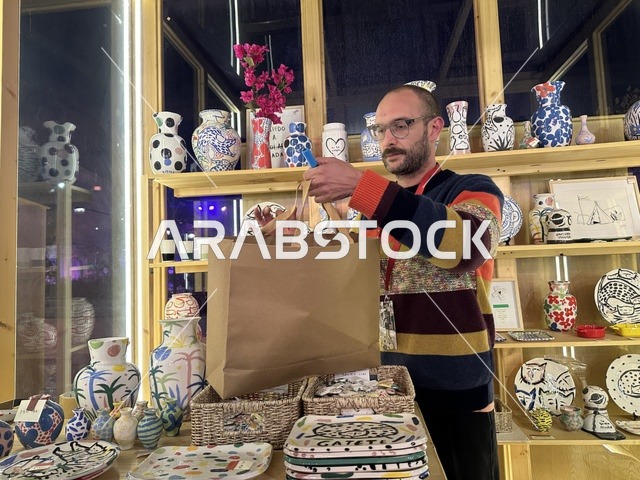 متجر وعلامة تجارية بفعالية شارع أسبانيا في مركز الملك عبدالعزيز الثقافي العالمي "إثراء" بمدينة الظهران في المنطقة الشرقية، المملكة العربية السعودية، يوم 11 من أكتوبر 2025، أنشطة تفاعلية العائلات والأطفال ،رقصات فلامنكو ، عروض موسيقية وفنية حية، مطاعم ومقاهي بطابع اسباني، أجواء احتفالية نابضة بالحياة.