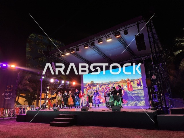 عرض رقص شعبي بفعالية شارع أسبانيا في مركز الملك عبدالعزيز الثقافي العالمي "إثراء" بمدينة الظهران في المنطقة الشرقية، المملكة العربية السعودية، يوم 11 من أكتوبر 2025، أنشطة تفاعلية العائلات والأطفال ،رقصات فلامنكو ، عروض موسيقية وفنية حية، مطاعم ومقاهي بطابع اسباني، أجواء احتفالية نابضة بالحياة.