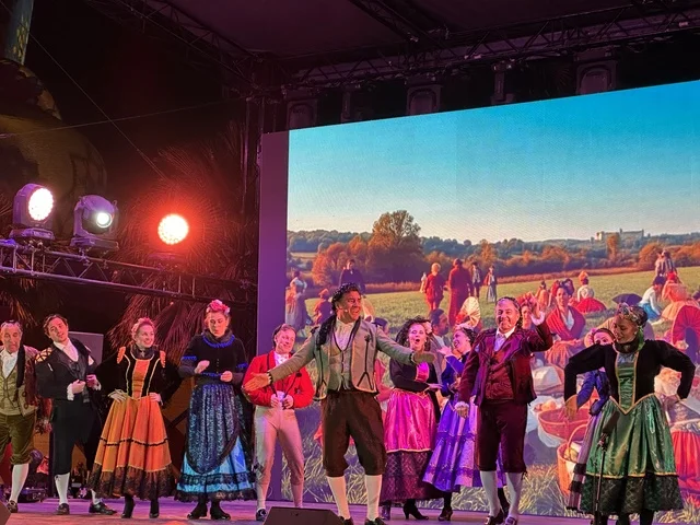 عرض رقص شعبي بفعالية شارع أسبانيا في مركز الملك عبدالعزيز الثقافي العالمي "إثراء" بمدينة الظهران في المنطقة الشرقية، المملكة العربية السعودية، يوم 11 من أكتوبر 2025، أنشطة تفاعلية العائلات والأطفال ،رقصات فلامنكو ، عروض موسيقية وفنية حية، مطاعم ومقاهي بطابع اسباني، أجواء احتفالية نابضة بالحياة.