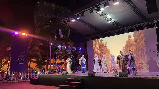 مجموعة راقصون وراقصات بملابس شعبية في فعالية شارع أسبانيا في مركز الملك عبدالعزيز الثقافي العالمي "إثراء" بمدينة الظهران في المنطقة الشرقية، المملكة العربية السعودية، يوم 11 من أكتوبر 2025، أنشطة تفاعلية العائلات والأطفال ،رقصات فلامنكو ، عروض موسيقية وفنية حية، مطاعم ومقاهي بطابع اسباني، أجواء احتفالية نابضة بالحياة.