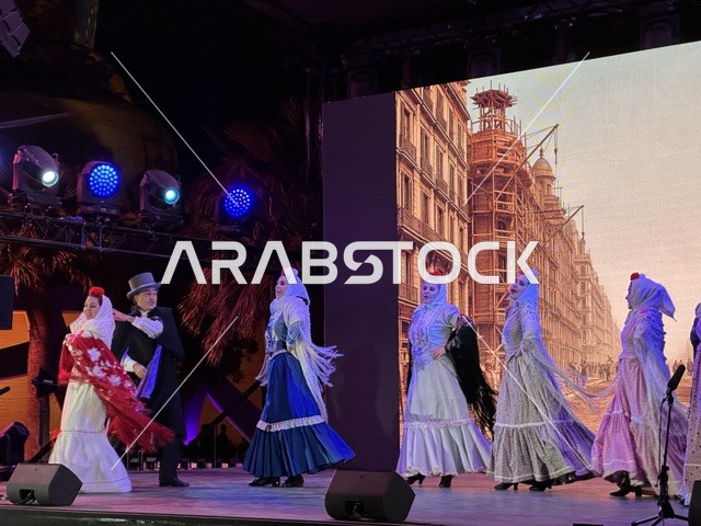 مجموعة راقصون وراقصات بملابس شعبية في فعالية شارع أسبانيا في مركز الملك عبدالعزيز الثقافي العالمي "إثراء" بمدينة الظهران في المنطقة الشرقية، المملكة العربية السعودية، يوم 11 من أكتوبر 2025، أنشطة تفاعلية العائلات والأطفال ،رقصات فلامنكو ، عروض موسيقية وفنية حية، مطاعم ومقاهي بطابع اسباني، أجواء احتفالية نابضة بالحياة.