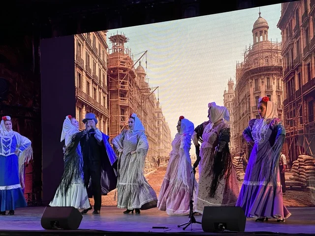 مجموعة راقصون وراقصات بملابس شعبية في فعالية شارع أسبانيا في مركز الملك عبدالعزيز الثقافي العالمي "إثراء" بمدينة الظهران في المنطقة الشرقية، المملكة العربية السعودية، يوم 11 من أكتوبر 2025، أنشطة تفاعلية العائلات والأطفال ،رقصات فلامنكو ، عروض موسيقية وفنية حية، مطاعم ومقاهي بطابع اسباني، أجواء احتفالية نابضة بالحياة.