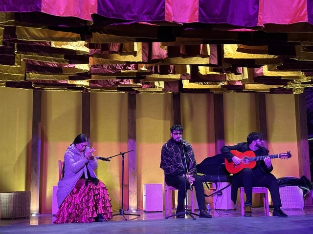 عرض موسيقي حي في فعالية شارع أسبانيا في مركز الملك عبدالعزيز الثقافي العالمي "إثراء" بمدينة الظهران في المنطقة الشرقية، المملكة العربية السعودية، يوم 11 من أكتوبر 2025، أنشطة تفاعلية العائلات والأطفال ،رقصات فلامنكو ، عروض موسيقية وفنية حية، مطاعم ومقاهي بطابع اسباني، أجواء احتفالية نابضة بالحياة.