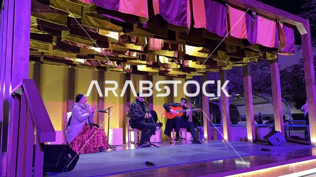 عرض موسيقي حي في فعالية شارع أسبانيا في مركز الملك عبدالعزيز الثقافي العالمي "إثراء" بمدينة الظهران في المنطقة الشرقية، المملكة العربية السعودية، يوم 11 من أكتوبر 2025، أنشطة تفاعلية العائلات والأطفال ،رقصات فلامنكو ، عروض موسيقية وفنية حية، مطاعم ومقاهي بطابع اسباني، أجواء احتفالية نابضة بالحياة.