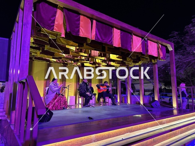 عرض موسيقي حي في فعالية شارع أسبانيا في مركز الملك عبدالعزيز الثقافي العالمي "إثراء" بمدينة الظهران في المنطقة الشرقية، المملكة العربية السعودية، يوم 11 من أكتوبر 2025، أنشطة تفاعلية العائلات والأطفال ،رقصات فلامنكو ، عروض موسيقية وفنية حية، مطاعم ومقاهي بطابع اسباني، أجواء احتفالية نابضة بالحياة.