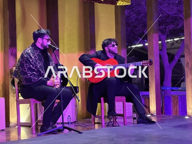 عرض موسيقي حي في فعالية شارع أسبانيا في مركز الملك عبدالعزيز الثقافي العالمي "إثراء" بمدينة الظهران في المنطقة الشرقية، المملكة العربية السعودية، يوم 11 من أكتوبر 2025، أنشطة تفاعلية العائلات والأطفال ،رقصات فلامنكو ، عروض موسيقية وفنية حية، مطاعم ومقاهي بطابع اسباني، أجواء احتفالية نابضة بالحياة.