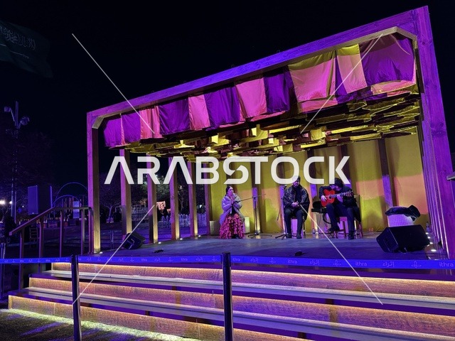 مجموعة فنانين يقدمون عرض موسيقي حي في فعالية شارع أسبانيا في مركز الملك عبدالعزيز الثقافي العالمي "إثراء" بمدينة الظهران في المنطقة الشرقية، المملكة العربية السعودية، يوم 11 من أكتوبر 2025، أنشطة تفاعلية العائلات والأطفال ،رقصات فلامنكو ، عروض موسيقية وفنية حية، مطاعم ومقاهي بطابع اسباني، أجواء احتفالية نابضة بالحياة.